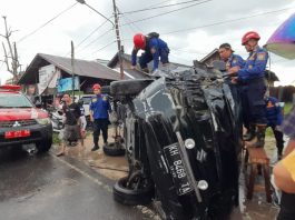 Sudah Tahu Hujan Malah Ngebut, Terang Saja Mobil Pickup Alami Kecelakaan Tunggal Dan Terbalik Setelah Nabrak Pohon