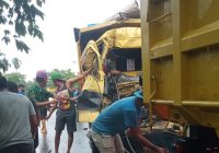 Dua Truk Kecelakaan di Ir PM Noor Sungai Ulin, Sopir Luka-Luka dan Terjepit