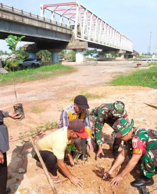 Koramil-09/Sungai Tabuk dan DPRKPLH Kabupaten Banjar Tanam Pohon di Pinggir Sungai