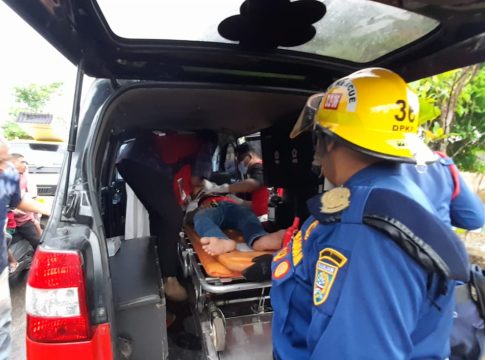 Pikap Tabrak Pohon dan Terbalik di Desa Pekauman Dalam