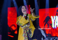 Keren! Tantri Kenakan Baju Sasirangan Saat Band Kotak Tampil di Pesta Rakyat Balangan