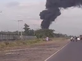 Asap Tebal Terlihat di Jalan Akses Bandara Syamsudin Noor