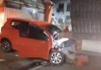 Agya Merah Ringsek Tabrak Truk di Jalan S Parman Banjarmasin