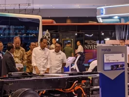 Pantau Perkembangan Kendaraan Listrik, Presiden Jokowi Tinjau Pameran PEVS 2024