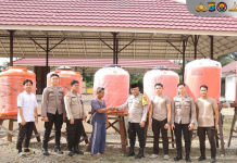 Jelang Haul Ke-3 Guru Kapuh, Wakapolres HSS Serahkan 6 Unit Tandon Air