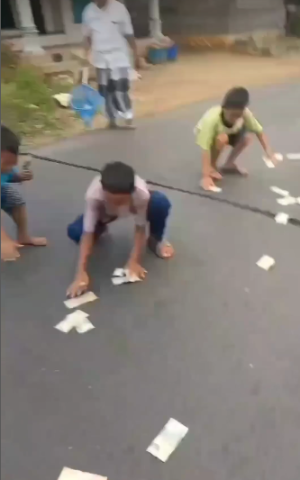 VIRAL! Pria Misterius Hamburkan Uang Sumbang Bapintaan Masjid Desa Marias Balangan