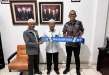 Bank Kalsel Beri 475 Syal Bagi Calon Jemaah Haji Kabupaten Banjar