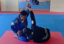 Menghilangkan Keseimbangan Lawan Saat Kedua Tangan dipegang
