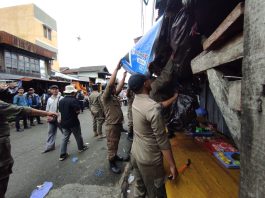 Tim Gabungan Kota Banjarmasin Tertibkan Kawasan Jalan Pasar Lama Laut