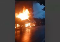 Tabrak Gerobak Bensin Eceran, Kijang Innova Terbakar Habis