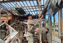 Satpol PP Kota Banjarmasin Kembali Bongkar Paksa Bangunan di Atas Bantaran Sungai di Jalan Sungai Miai Luar