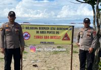 Polsek Angsana Pasang Spanduk Larangan Bermain dan Berenang di Pantai