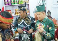 Pj. Bupati Barito Selatan Kenalkan Produk UMKM Lokal Anyaman Nenas Parigi Berbahan Eceng Gondok dan Batik Piring Malawen di Kalteng Expo 2024