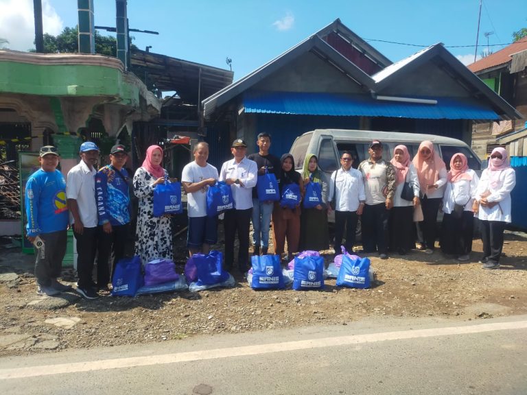 Dinsos Banjar Serahkan Paket Bantuan ke Para Korban Kebakaran di Astambul