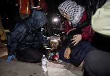 Massa Pro-Palestina Bentrok Dengan Massa Tandingan Pro-Israel di UCLA