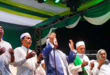 Bupati Abdul Hadi dan Ribuan Jemaah Khusyuk Ikuti Balangan Bersholawat Bersama Habib Syech