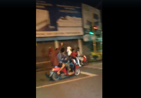 Viral! Diduga Geng Motor Bawa Senjata Tajam Melintas di Lampu Merah Pasar Lama