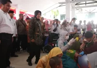 Risma Ikut Ratas Bersama Jokowi di Tengah Rencana Mundur dari Mensos
