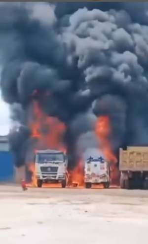 Ngeri, Detik-detik Sejumlah Tronton Terbakar dan Meledak di Pandeglang