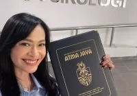 Ersa Mayori Terima Ijazah S1 Setelah 20 Tahun Lulus Kuliah