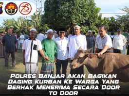 Polres Banjar Bagikan Daging Kurban Langsung ke Rumah Warga