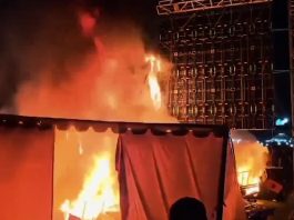 Penonton Konser Musik Rusak dan Bakar Peralatan Musik di Panggung