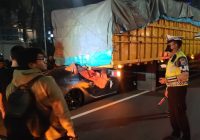Hajar Buritan Truk Hingga Nyungsep, Pengemudi Mobil Sport Mewah Tewas