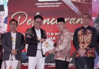 Penyerahan Maskot Si Epon Tandai Pemilihan Bupati dan Wakil Bupati Banjar Resmi Diluncurkan