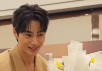 Momen Presscon Byeon Woo Seok di Jakarta, Ngaku Suka Mi Goreng Hingga Bagikan Bunga ke Wartawan