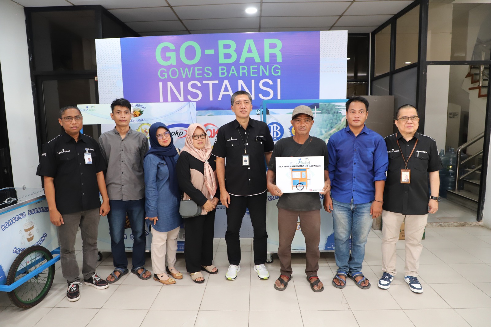 UPZ Bank Kalsel Beri Bantuan Rombong Bagi 5 Pelaku UMKM Banjarmasin