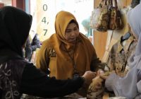 Acil Odah Kunjungi Stand UMKM di Acara Rakornas KI
