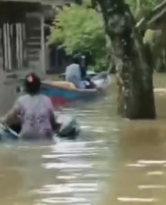 Banjir di Bantaran Sungai Satui Capai Pinggang Orang Dewasa