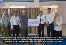 UPZ Bank Kalsel Serahkan Bantuan Pendidikan Bagi Santri Ponpes Al Falah Banjarbaru