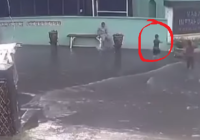 Detik-detik Bocah Terperosok Got Saat Hujan Deras, Hilang Terseret Arus