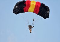 Keren! Belasan Penerjun Payung Wanita TNI-Polri Beraksi di Monas