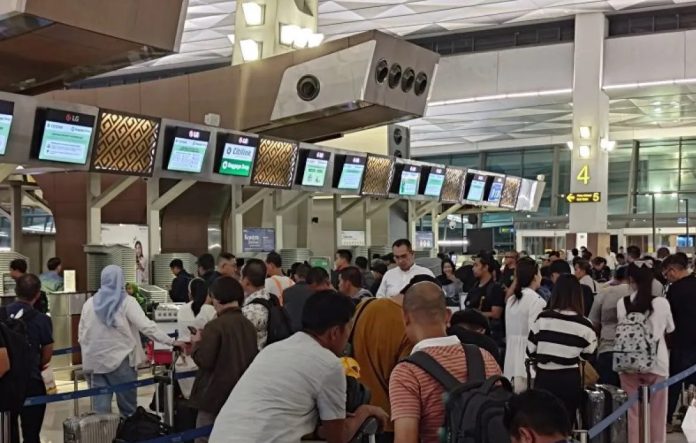 Gangguan secara global berdampak pada antrian penumpang di Bandara Soekarno Hatta Tangerang (Wartabanjar.com/ist)