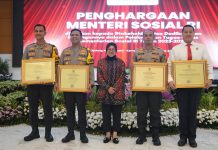 Mensos Tri Rismaharini Beri Penghargaan kepada 43 Perwira TNI, 23 Anggota Polri dan 1 Orang Guru