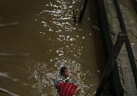 BREAKING NEWS: Perempuan Menceburkan Diri ke Sungai Siring Nol Km Banjarmasin