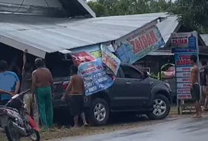 Mobil dikendarai Pj Bupati HSU, Zakly Aswan alami kecelakaan di wilayah Hulu Sungai Tengah. (wartabanjar.com - Ist. @wargamurakata)