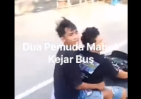 Viral! Dua Pemotor Diduga Mabuk Ganggu dan Cegat Bus Akhirnya Digebuki Penumpang