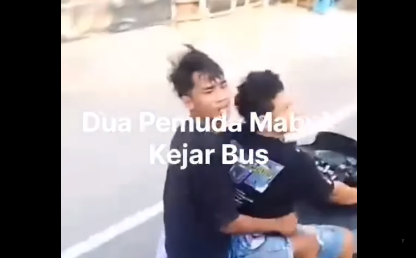 Pemuda mabuk kejar dan ganggu bus yang sedang jalan di Jombang, Jawa Timur.
