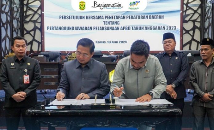 Penandatangan oleh Wali Kota Banjarmasin, H Ibnu Sina, dan Ketua DPRD Harry Wijaya Berita Acara Persetujuan Bersama. Pertanggungjawaban Pelaksanaan APBD 2023, Kamis (13/6/2024). (wartabanjar.com - Prokom Banjarmasin)