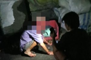 Pria lansia ditemukan berlumur darah di sekitar Jalan Pegadaian, samping Mitra Plaza Banjarmasin, Minggu pagi. (wartabanjar.com - Ist. Rekanan)