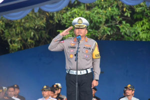 Dirlantas Polda Kalsel, KBP Robertho Pardede SIK MIK, memimpin apel gabungan Operasi Patuh Intan 2024, Senin. (wartabanjar.com - Ist. Ditlantas Polda Kalsel)