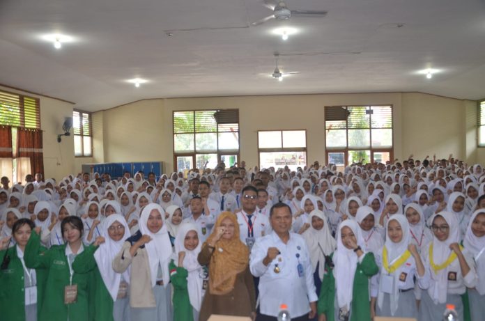 MPLS di SMKN 1 Banjarbaru diisi dengan penjelasan BNN soal efek kecubung. (wartabanjar.com - Ist. BNN Banjarbaru)