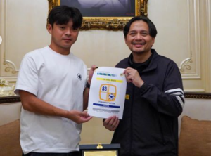 CEO PS Barito Putera, H Hasnuryadi Sulaiman, menandatangani kontrak dengan pemain asal Korea Selatan, Chi Sung. (wartabanjar.com - Ist. PS Barito Putera Official)