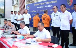 Polda Kalsel menggelar konferensi pers hasil operasi PETI selama 2 pekan mengungkap 14 kasus. (wartabanjar.com - Ist. Humas Polda Kalsel)