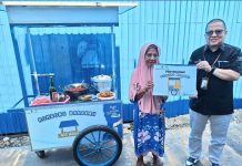 UPZ Bank Kalsel Beri Bantuan Rombong Kepada Asiah