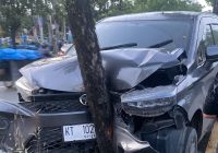 Mobil Tabrak Pohon di Jalan A Yani km 4,5 Banjarmasin