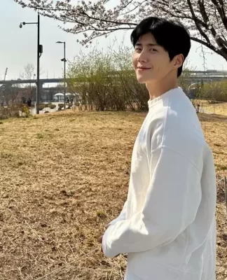 Jaga Kesehatan Mental, Kim Seonho Jalan Kaki untuk Melepas Penat